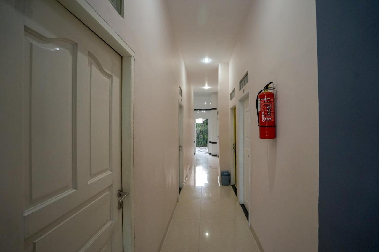 Oyo 616 Express Inn Palembang Exteriör bild