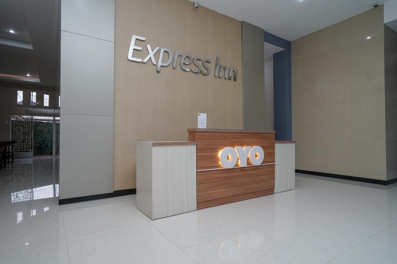 Oyo 616 Express Inn Palembang Exteriör bild